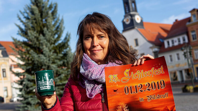 Am 1. Dezember findet das 25. Lichterfest in Wilsdruff statt, Ines Siegemund mit neuer Tasse und Plakat.