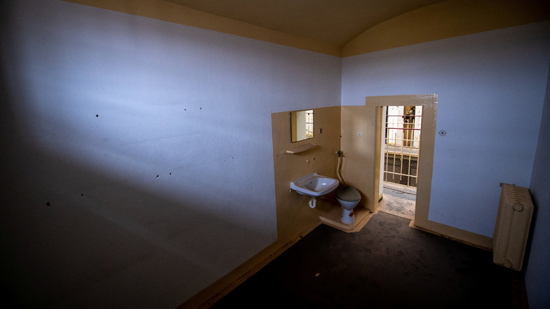 Ein Waschbecken und eine Toilette sind in der Ecke einer Zelle im früheren Stasi-Gefängnis auf dem Kaßberg in Chemnitz zu sehen.
