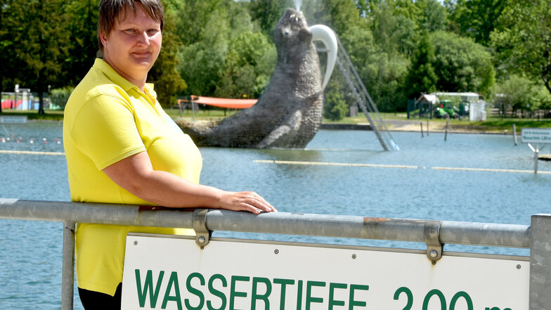 Schwimmmeisterin Annett Wünsche im Waldstrandbad Großschönau. Trixi möchte das Freibad gern am 1. Juni öffnen.