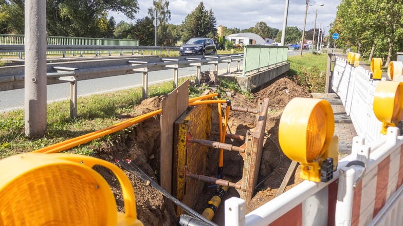 An der Poppitzer Landstraße wird momentan eine Gasleitung neu verlegt. Im kommenden Jahr soll die Brücke neu gebaut werden.