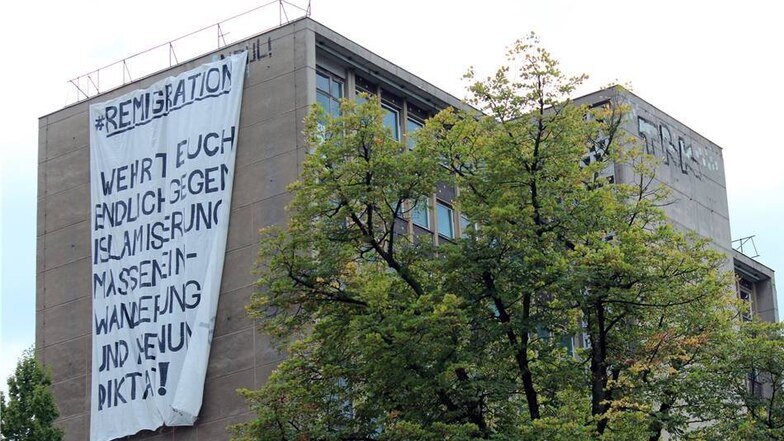 Das Protest-Banner am denkmalgeschützten Schokopack-Hochhaus in Dresden-Dobritz.