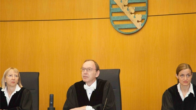 Richter Markus Schlüter flankiert von seinen Beisitzerinnen Judith Riechert und Andrea Podhranski.