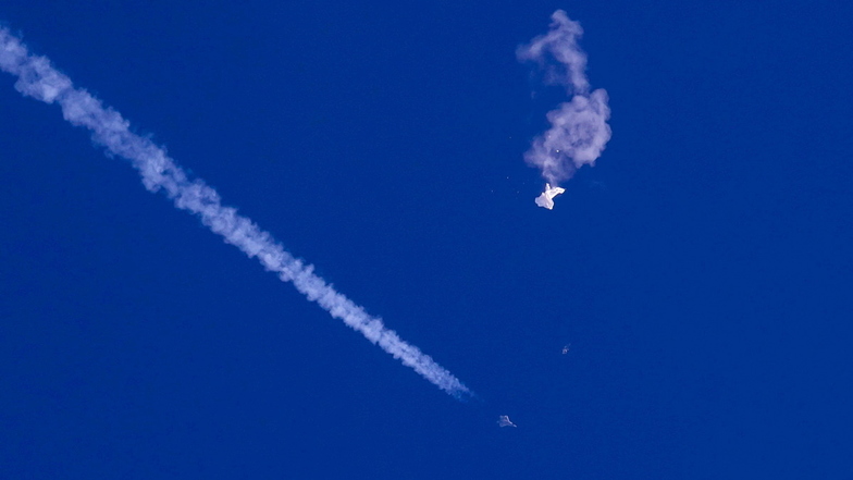 Am 4. Februar wurde über US-Gebiet ein großer Ballon aus China abgeschossen. Inzwischen wurden zwei weitere mysteriöse Flugobjekte über Nordamerika vom Himmel geholt.