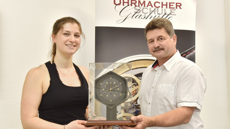 Jörg Tamme, der Vorsitzende des Meisterprüfungsausschusses in der Uhrmacherschule Glashütte, gratuliert Sina Peschke zu ihrer Meisteruhr.