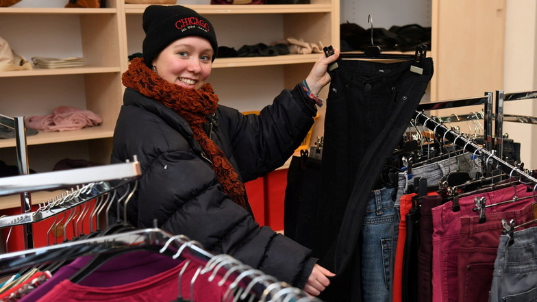 "Ältere Klamotten zu tragen ist cool." Die 18-jährige Luise Mühr aus Tharandt schaut sich bei den Hosen um.