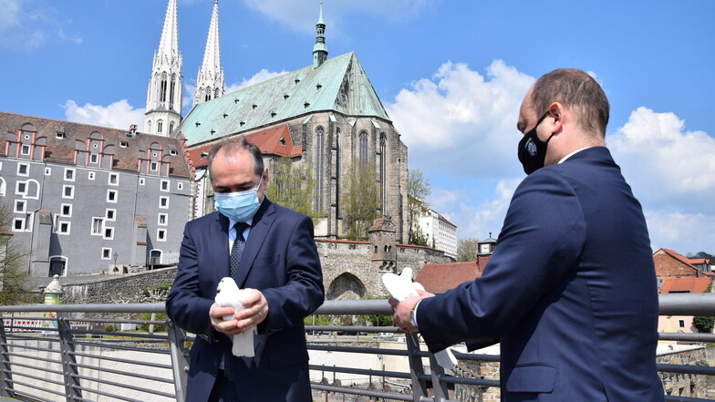 Trotz sinkender Inzidenz: Die Maskenpflicht wird noch eine Weile bleiben, hier vor einer Woche beim Gedenken an das Ende des Zweiten Weltkrieges auf der Görlitzer Altstadtbrücke.