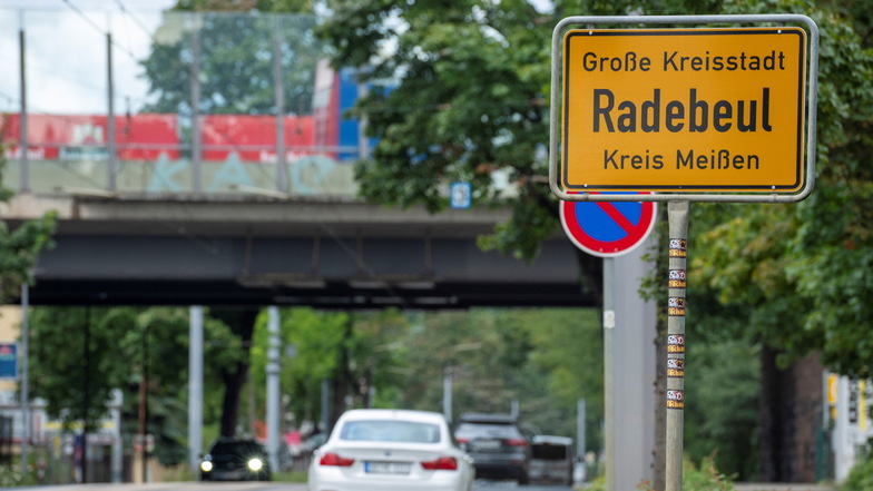 Hinter dem Ortseingangsschild an der Meißner Straße sollte doch nur Radebeuler Stadtgebiet sein. Aber Irrtum: Die direkt dahinter liegende Esso-Tankstelle gehört zu Dresden. Auch hinter der Autobahnbrücke geht das Verwirrspiel weiter.