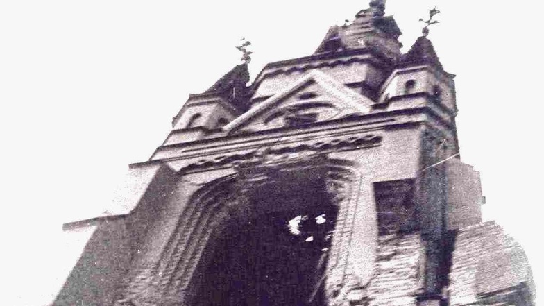 Von der schweren Artillerie aufgeschlitzter Turmschaft
der Jakobus-Kirche