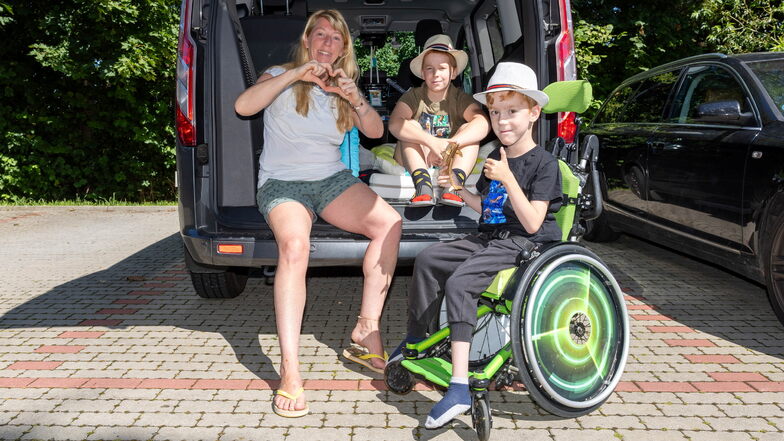 Felix Hausdorf (rechts) bekam eine Delphin-Therapie in Spanien. Zusammen mit Bruder Alexander (Mitte) und Mutter Mandy war er dort. Der kleine Radeburger leidet an einer seltenen Muskelerkrankung.