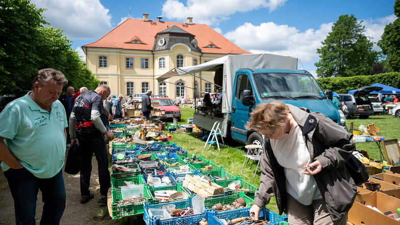 In Deutsch Paulsdorf wird Anfang Mai zu einem Trödeltag eingeladen. Im Foto der Trödel- und Flohmarkt am Schloss Königshain.