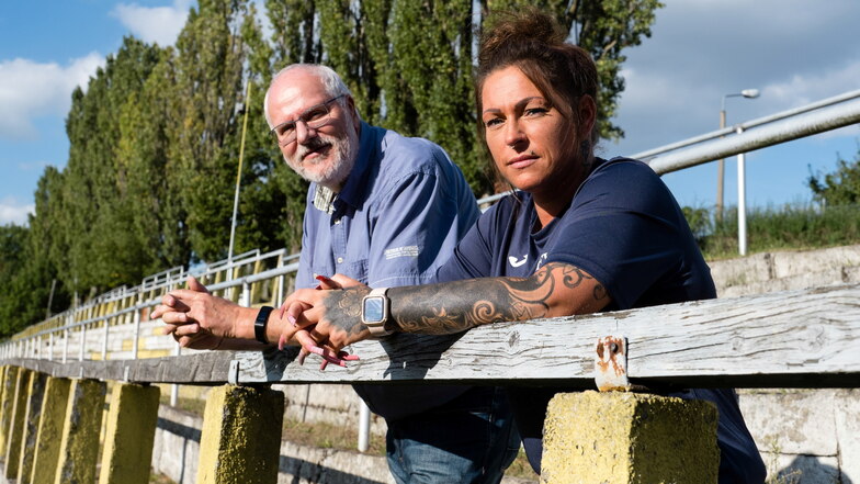 Carsten Liebig, Präsident des Fußballvereins NFV Gelb-Weiß Görlitz 09 und Mannschaftsleiterin Daniela Schilling auf der Tribüne  - die bei Spielen leer bleiben muss.