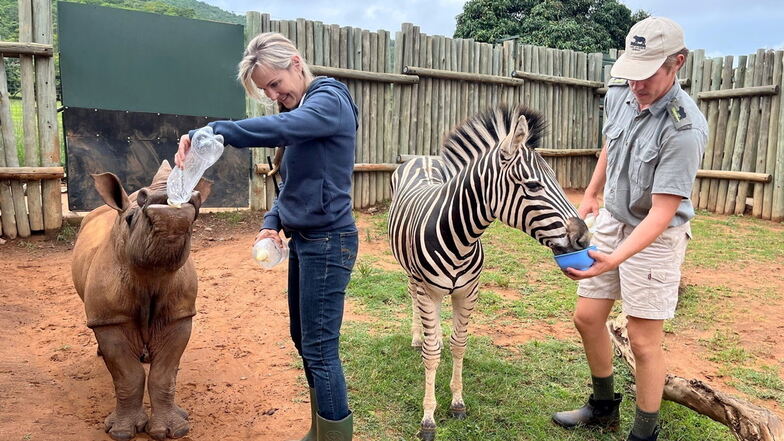 "Care for Wild"-Gründerin Petronel Nieuwoudt und Tierpfleger Blake Beukes füttern die beiden Tiere.