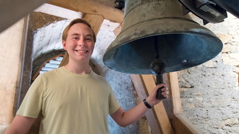 Der 18-jährige Lukas Klose im Glockenturm der Pfarrkirche St. Barbara in Ebersbach (Schöpstal). Auf seinem Youtube-Kanal läuten die Glocken bereits.