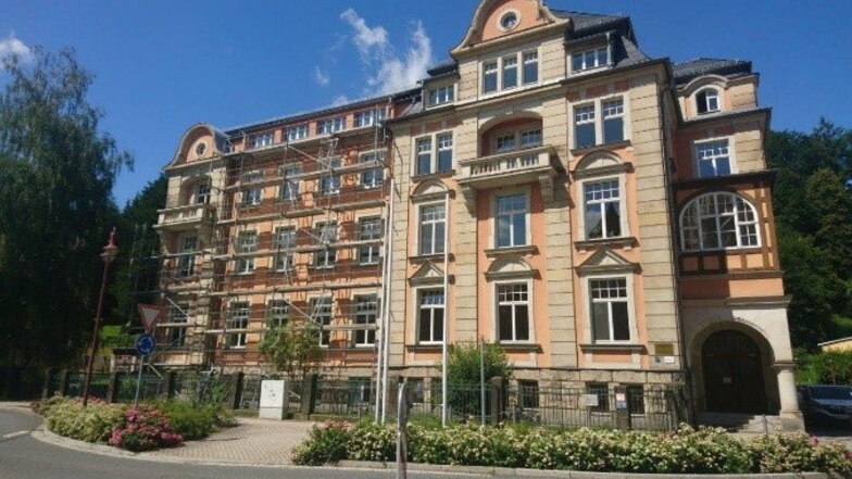 Gerüst an der Grundschule Schandauer Straße in Sebnitz. Die Fassade wird gestrichen.