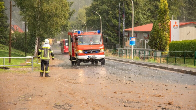 In Hermannsdorf bei Elterlein ist die Feuerwehr im Einsatz, nachdem dort Schlamm vom Feld auf eine Straße geflossen ist.