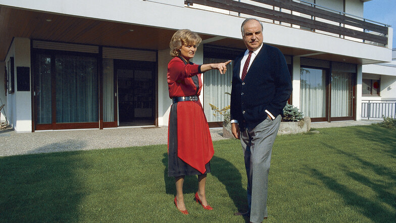 Da lang: Hannelore und Helmut Kohl im Garten.