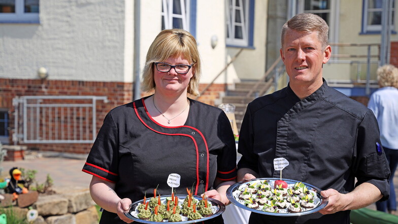 Es ist angerichtet: Küchenhilfe Jessica Kockisch und Koch Achim Jenichen präsentieren gesunde Brotaufstriche.