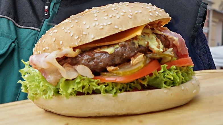 Burger „Wenzelskrone“: gibt’s im Hexenhäusel, Stand 26 auf der Reichenstraße. Kreatives Schwergewicht unter Wenzels Leckerbissen, kostet 6,50 Euro 