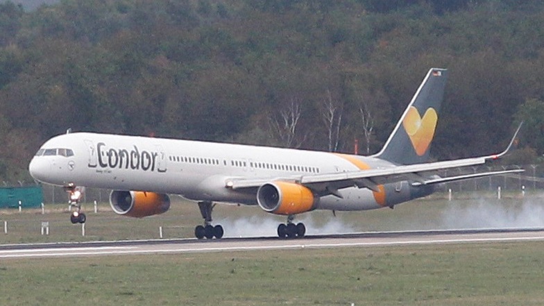 Ein Flugzeug der Fluggesellschaft Condor landet am Düsseldorfer Flughafen. Durch die Insolvenz des britischen Touristikkonzerns Thomas Cook ist deren deutsche Tochter Condor auch in Bedrängnis geraten.