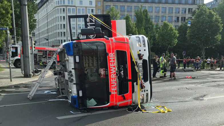 Ein Löschfahrzeug der Berufsfeuerwehr Leipzig ist am Montag vor dem Hauptbahnhof umgekippt und schwer beschädigt worden.