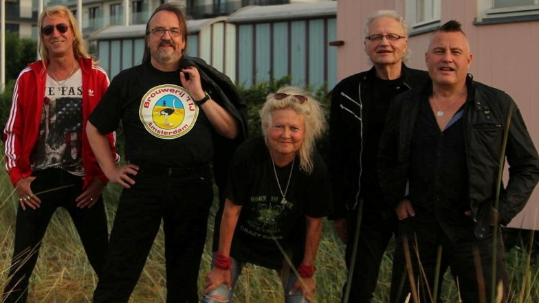 Angela Ullrich mit ihrer aktuellen Band Crazy Birds. Weil drei der Musiker früher bei Electra spielten, sind etliche Songs der Dresdner Progrock-Combo im Programm.