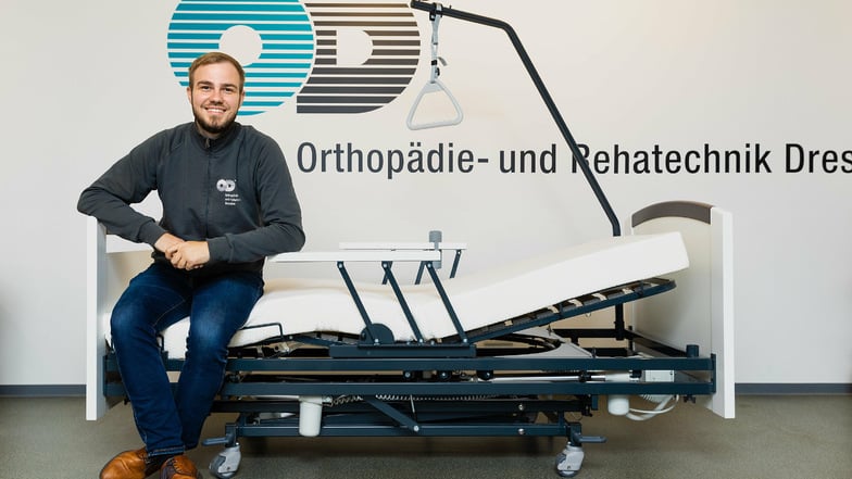 Der Dresdner Medizinprodukteberater Ron Bänsch präsentiert ein Pflegebett mit Haltegriffen und Bettgalgen. Das Kopf-, Knie- und Fußteil sind verstellbar.