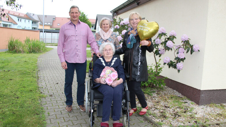 Irmgard Genthe sieht man ihre 110 Jahre nicht an. Das 110. Jubiläum freut auch ihre Tochter Rosalinde Hoßmar (hinten Mitte), die hier mit ihren beiden Kindern Katrin Kohn und Boris Hoßmar zu sehen ist.