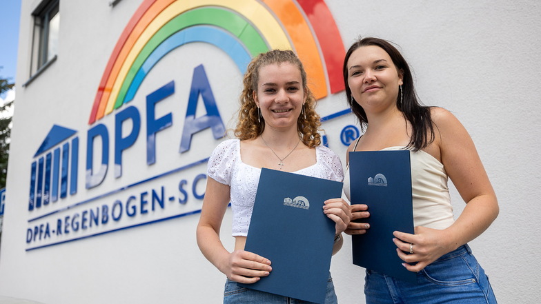 Franziska Mühle (links) und Selma Schneider sind die besten Abiturienten am DPFA-Gymnasium in Rabenau. Mit einem Durchschnitt von 1,5 können sich ihre Zeugnisse sehen lassen.