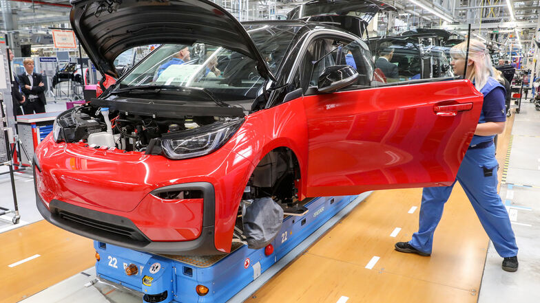 Mitarbeiter im BMW-Werk Leipzig montieren einen elektrisch angetriebenen i3.