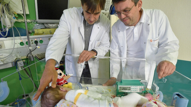 Neuroradiologe Jörg Thalwitzer und Anästhesist Jörg Martin (v.l.) vom Klinikum Chemnitz freuen sich, dass sie Frieda retten konnten.