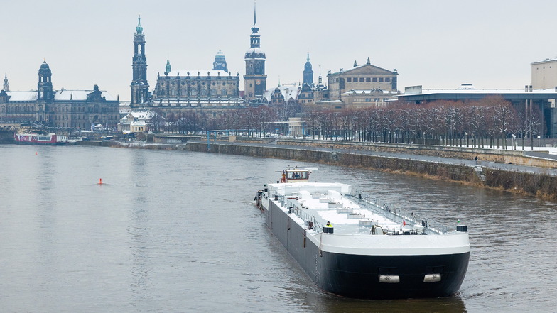 Der 86 Meter lange Schiffsrumpf vor Dresdner Altstadtkulisse. Um die Fahrt zu erleichtern, wurde die übrige Schifffahrt auf der Elbe eingestellt.