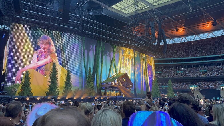 Taylor Swift während ihrer Eras Tour im Wembley Stadion in London: Während die Konzerte in Wien abgesagt wurden, fanden jene in der britischen Hauptstadt statt.