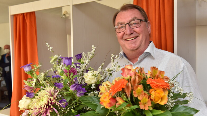 Erst gab es viele Stimmen, danach viele Blumen für den wiedergewählten Bürgermeister von Hermsdorf/Erzg., Andreas Liebscher.