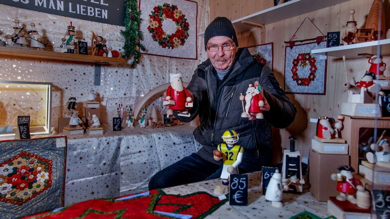 Beim Radeberger Weihnachtsmarkt hatte Karl-Heinz Pinkert wieder einen Stand - dieses Mal unter dem Logo "Königsteiner Miniaturen".