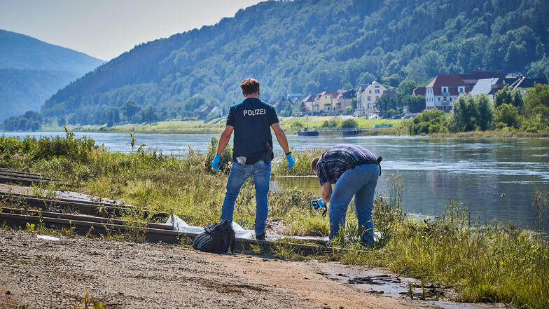 Kriminalisten im Einsatz an der Elbe. Hier wurde die Leiche eines etwa 40 Jahre alten Mannes entdeckt.