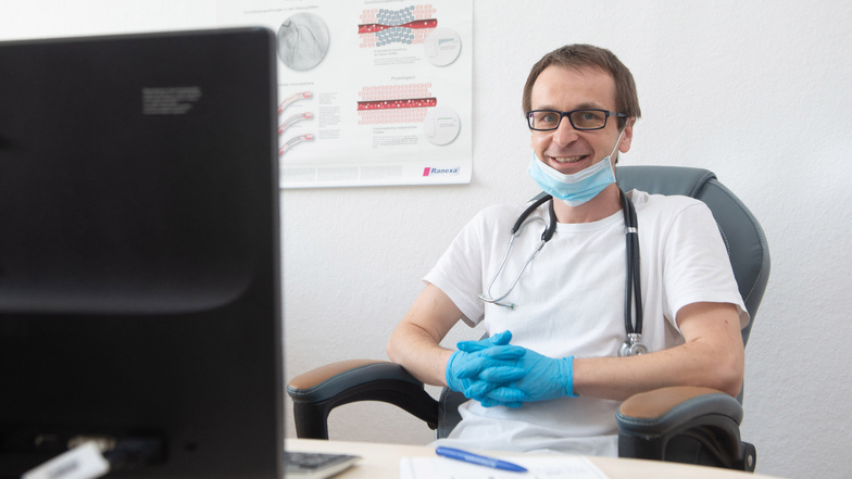 Dr. Peter Bačar ist der neue Hausarzt in der Praxis am Robert-Blum-Weg in Radeberg. Es gibt keinen schöneren Beruf, sagt er.