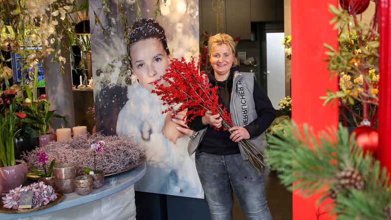 Tina Reimer, die seit Kurzem ihren eigenen Blumenladen in Großröhrsdorf betreibt, kreiert "nebenbei" Kleidung aus Blüten für besondere Foto-Shootings.