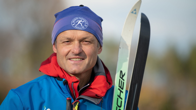 Regionaltrainer Ronny Schneider schätzt das Techniktraining auf Ski auf der neuen Hightech-Matte.
