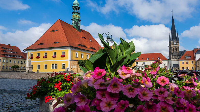 Am Rathaus in Neustadt beginnt die Tafelrunde. Eine Augenweide ist übrigens der Blumenschmuck rund um den Marktplatz.