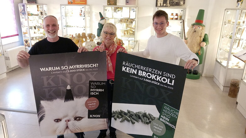 Dennis Koch-Meier (li.), Seniorchefin Marion Koch und Theodor Glöer präsentieren zwei der drei Werbeplakate.