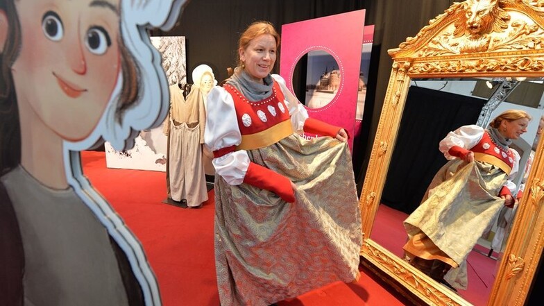 Kuratorin Margitta Hensel schlüpft in der neugestalteten Kostümecke in eines der nachgeschneiderten Filmkostüme, die auch die Besucher für ihre privaten Fotoshootings nutzen können.