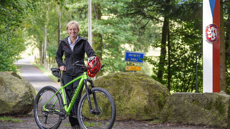 Steinigtwolmsdorfs Bürgermeisterin Kathrin Gessel möchte die Lücke im Radweg nach Tschechien schließen. Ob die großen Steine, die Autos die Durchfahrt versperren, beseitigt werden, steht noch nicht fest.