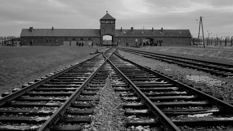 Die Bahngleise, auf denen Hunderttausende von Menschen ankamen, um in die Gaskammern des ehemaligen Nazi-Todeslagers Auschwitz Birkenau gebracht zu werden, in Oswiecim, Polen.