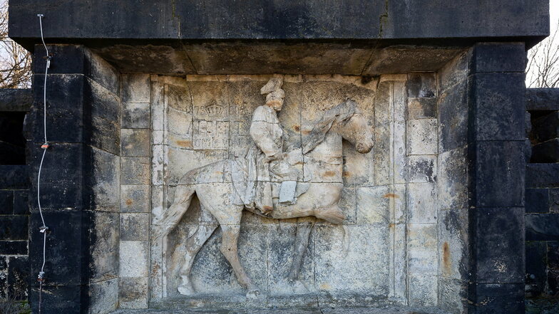 Das stark verwitterte Reiterrelief am König-Albert-Denkmal auf dem Windberg in Freital soll saniert werden.