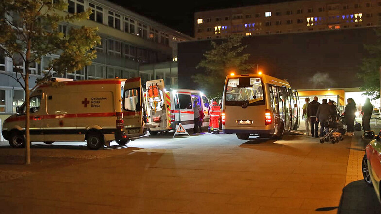 Mit Krankentransportwagen und Bussen der LVB wurden mobilitätseingeschränkte und bettlägerige Anwohner aus dem Sperrkreis in eine Notunterkunft gebracht.