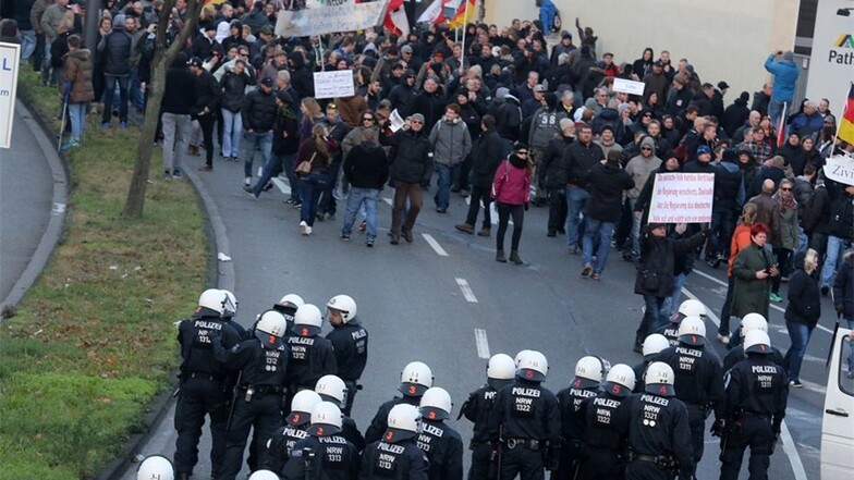 Polizeihundertschaften begleiten Pegida-Demonstranten zurück zum Bahnhof.