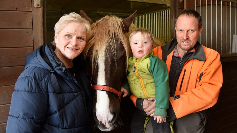 Die Zinnwalder Renè und Anke Liebscher zusammen mit ihrem Sohn Kurt und Pferd Lotti auf ihrem Zinnwalder Pferdehof. Das Kind wurde mit dem Down Syndrom geboren. Doch damit soll es im Leben keine Sonderrolle spielen.