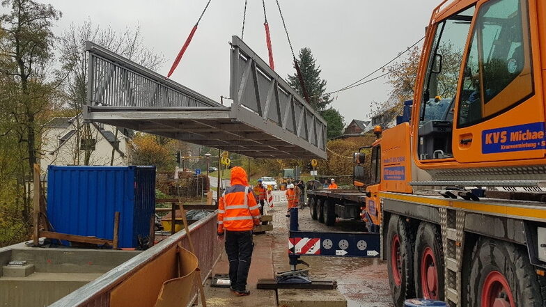 Nun schwebt bereits das erste Seitenteil der neuen Fußgänger- und Radfahrerbrücke über den Lämmergrund an seinen endgültigen Platz.