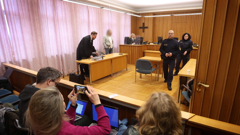 Landsberg am Lech: Ein Mann (hinten 2.v.l) steht im Amtsgericht in der Anklagebank. Dem 59-Jährigen Arzt wird vorgeworfen, während der Corona-Pandemie in 117 Fällen Maskenbefreiungen ausgestellt zu haben, ohne die Empfänger untersucht zu haben.