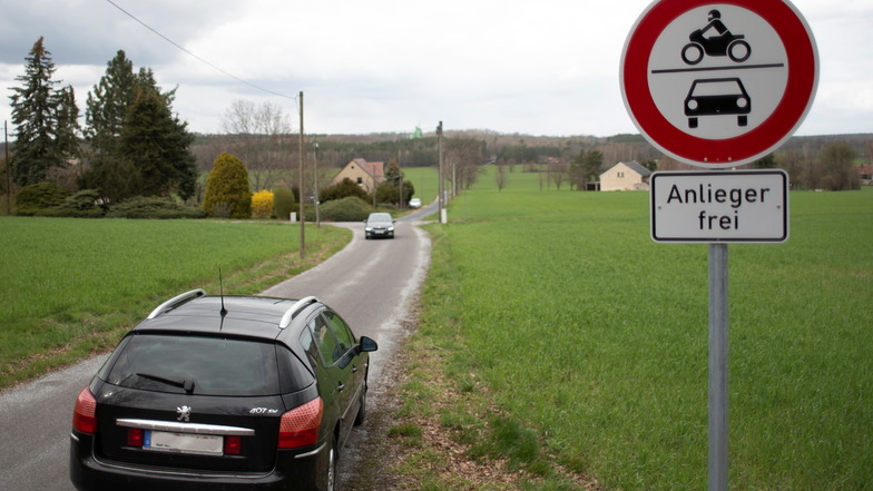 Eine schmale Straße in Kamenz wurde immer stärker von Autofahrern genutzt, die gar nicht dort wohnen. Jetzt verbieten Schilder den Durchgangsverkehr.